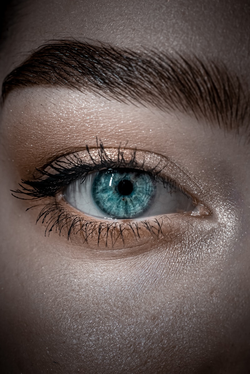 vrouw met blauwe ogen